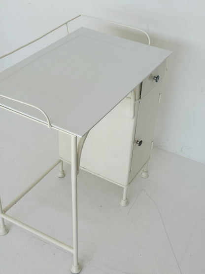 Scrivania in metallo anni '30 con ripiano in vetro bianco