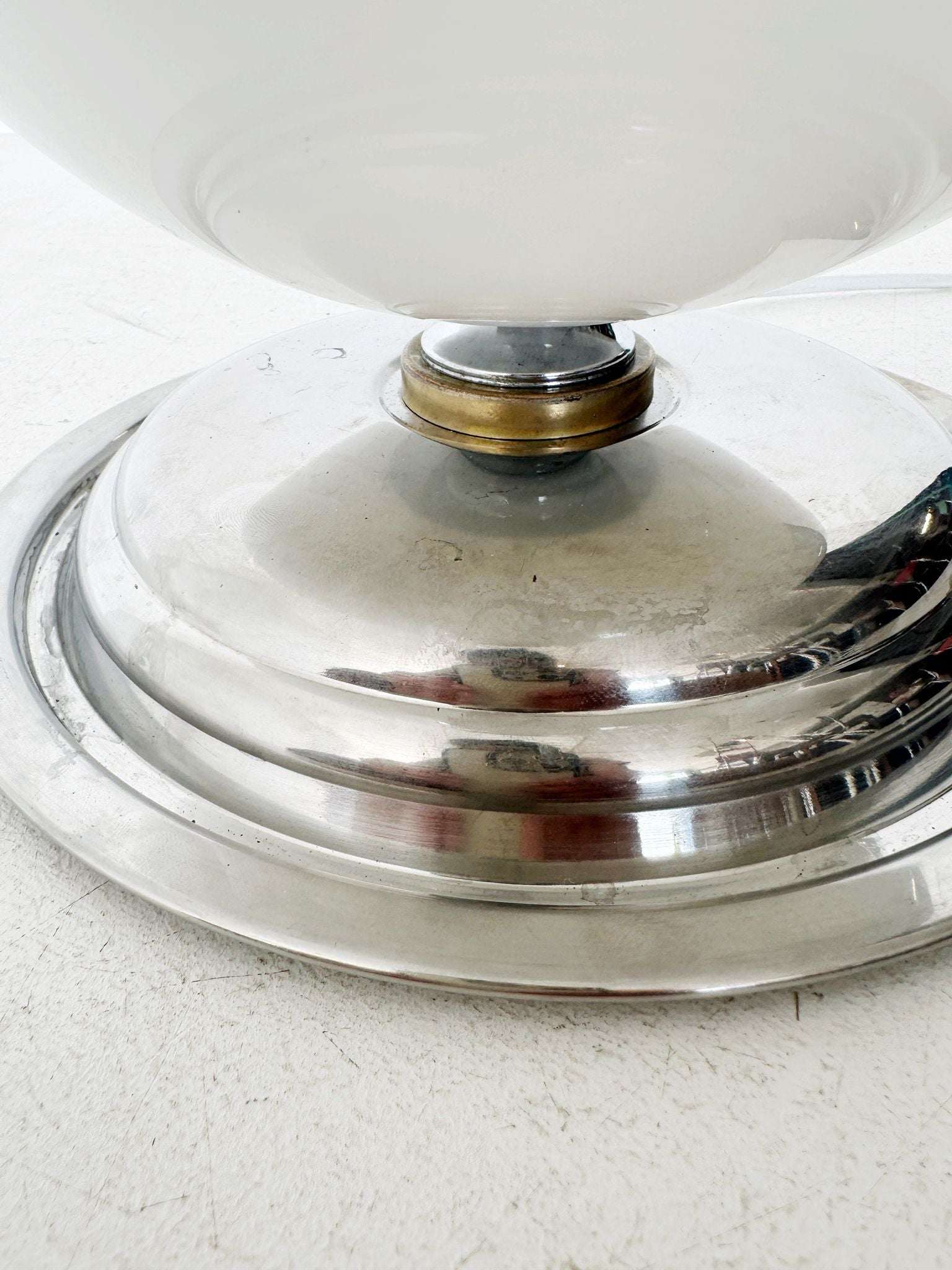 Table lamp with aluminum base