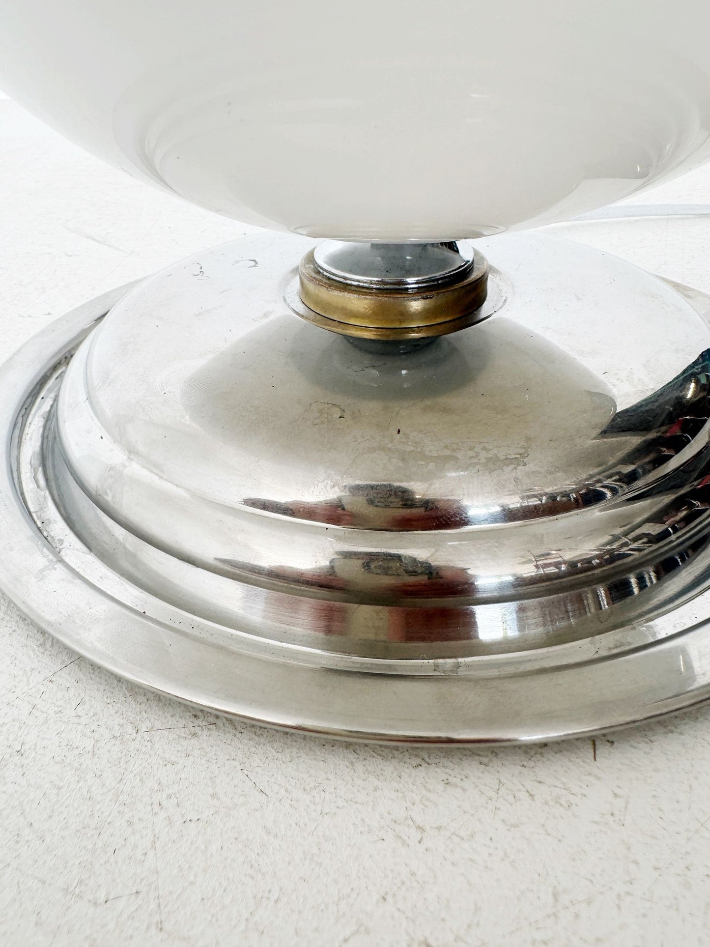 Table lamp with aluminum base