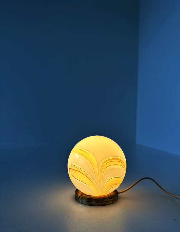 Sphere table lamp