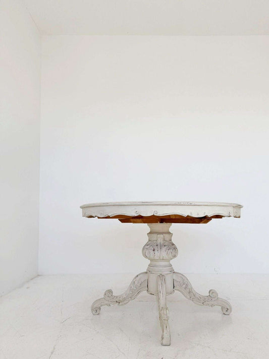 Extendable round table in the Louis Philippe style, a 20th-century reinterpretation, likely made in Italy between the mid- and late-1900s.