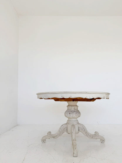 tavolo rotondo allungabile in stile Luigi Filippo, reinterpretazione novecentesca, probabilmente di produzione italiana tra metà e fine ’900.
