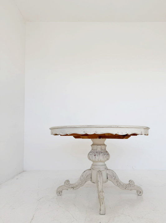 tavolo rotondo allungabile in stile Luigi Filippo, reinterpretazione novecentesca, probabilmente di produzione italiana tra metà e fine ’900.
