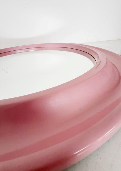 specchio rotondo con cornice dipinta di rosa