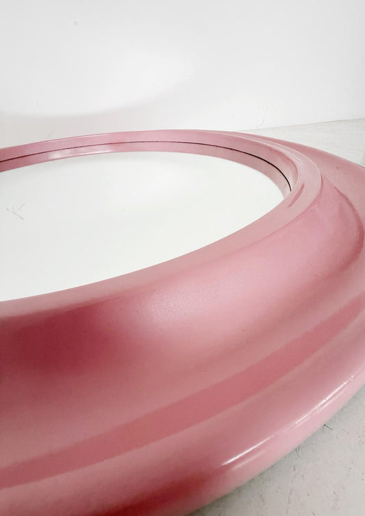 specchio rotondo con cornice dipinta di rosa