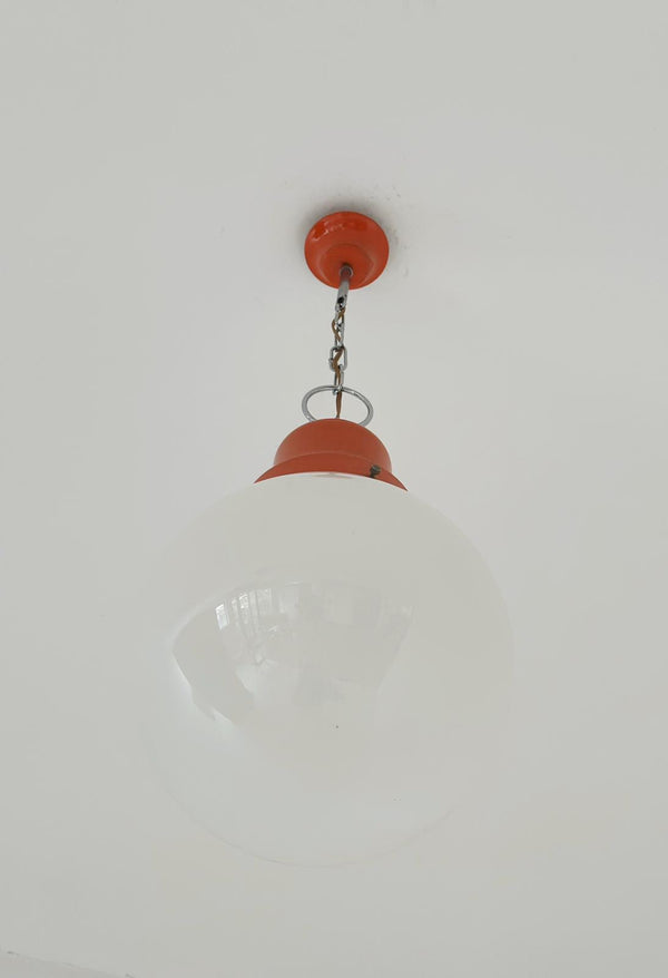 Lampadario arancione e bianco