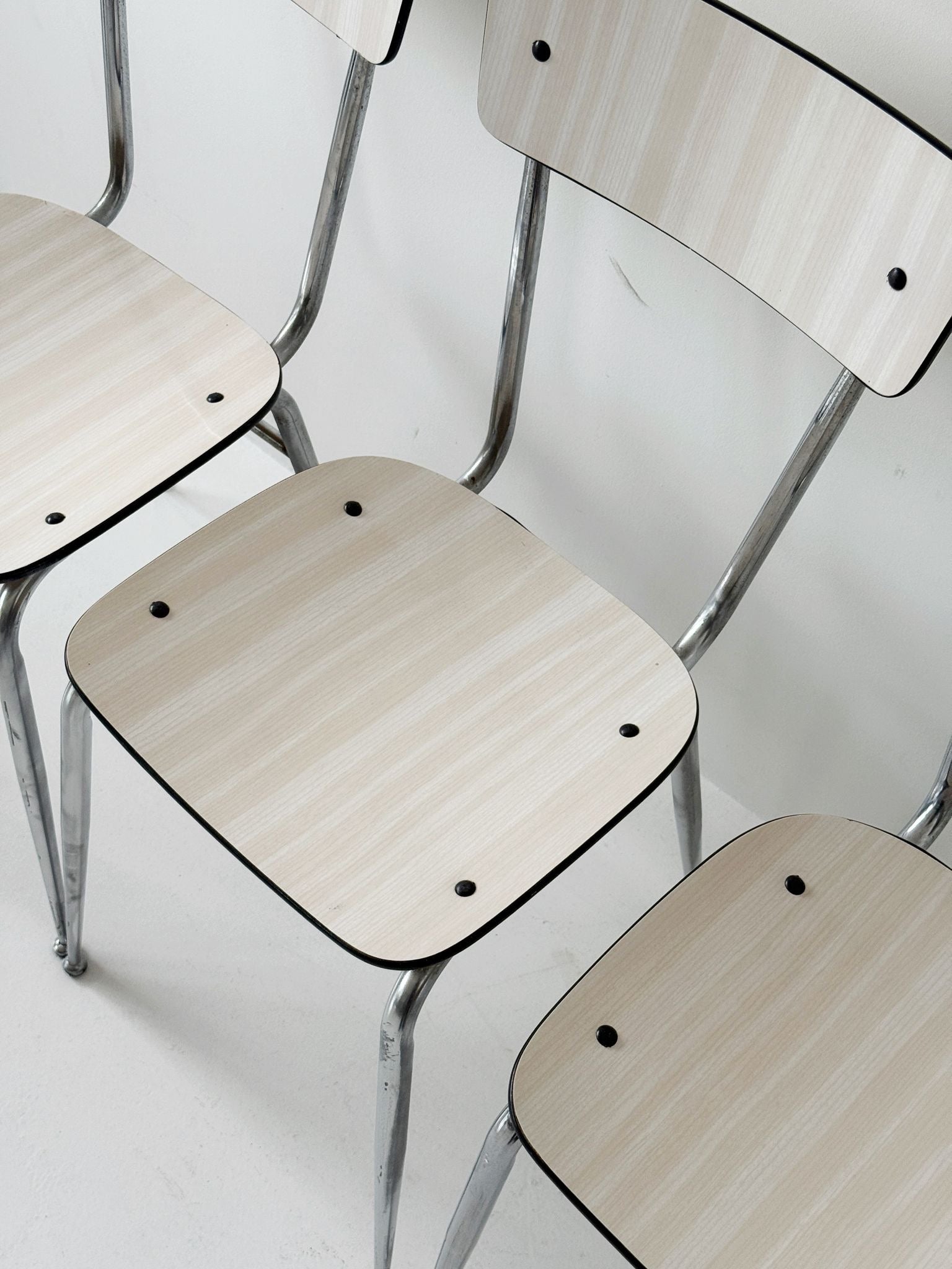 Tre sedie di formica beige
