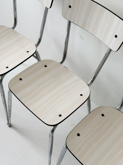 Tre sedie di formica beige