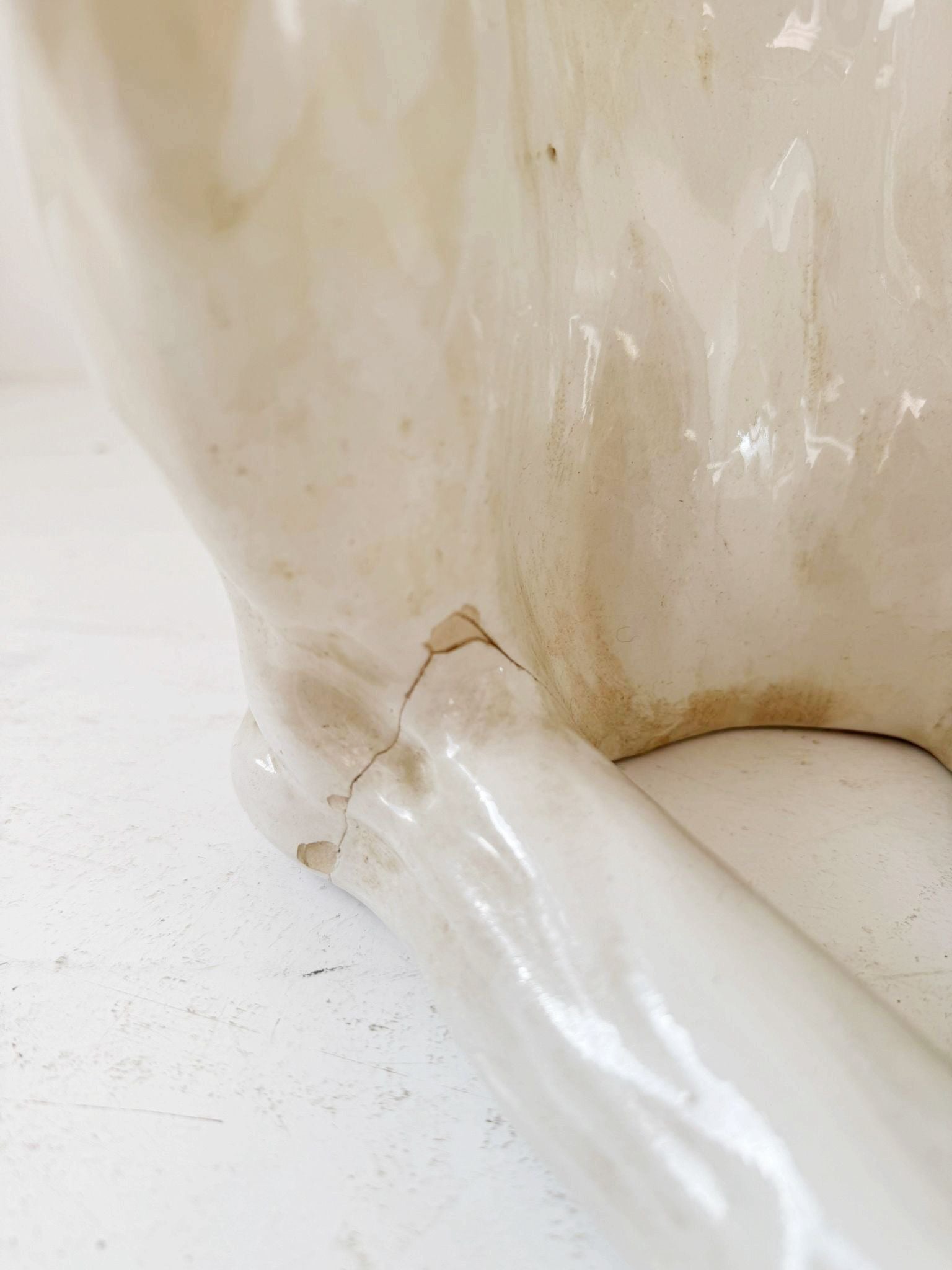 Scultura di levriero in ceramica smaltata – Eleganza decorativa