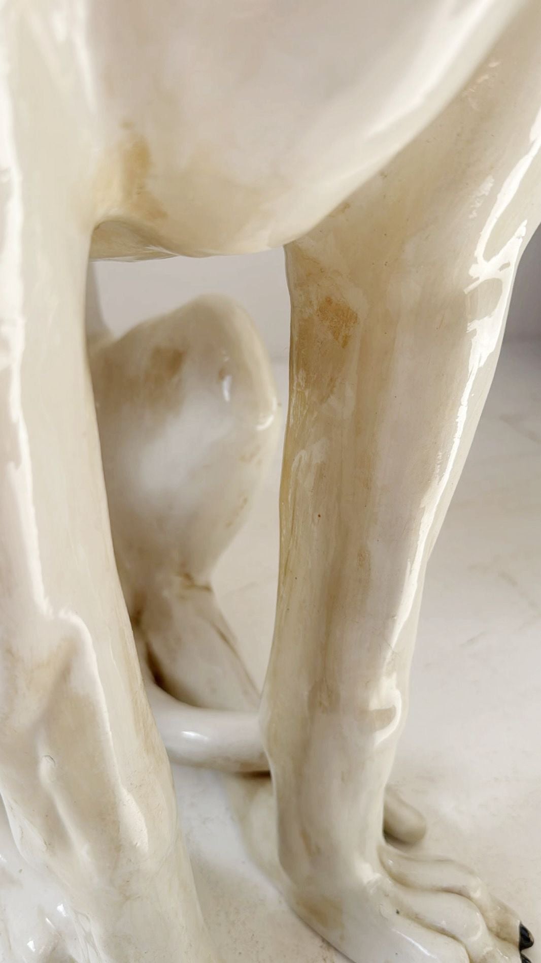 Scultura di levriero in ceramica smaltata – Eleganza decorativa