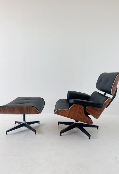 Poltrona girevole in pelle ispirata all'iconica Eames Lounge Chair