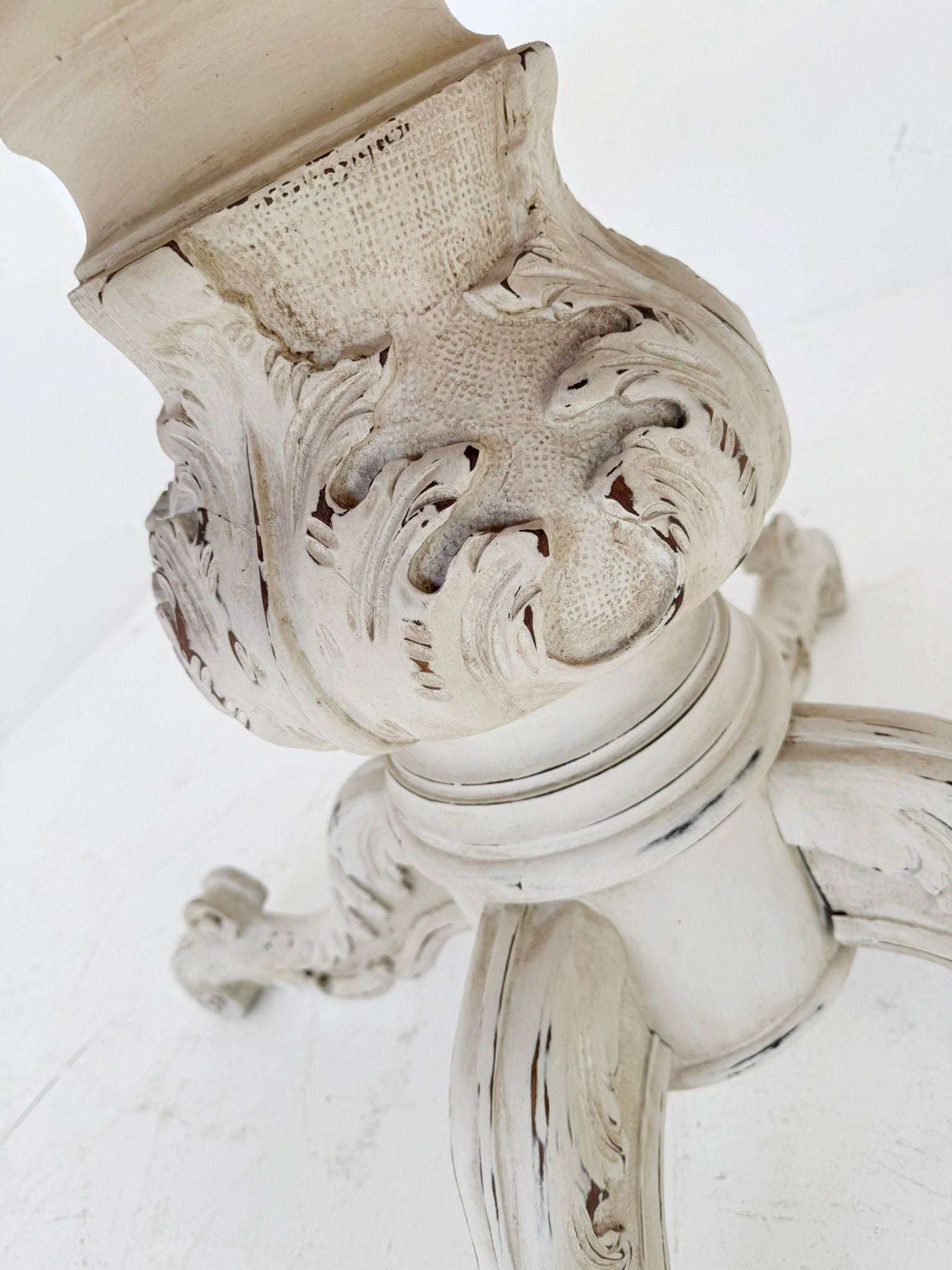 Extendable round table in the Louis Philippe style, a 20th-century reinterpretation, likely made in Italy between the mid- and late-1900s.