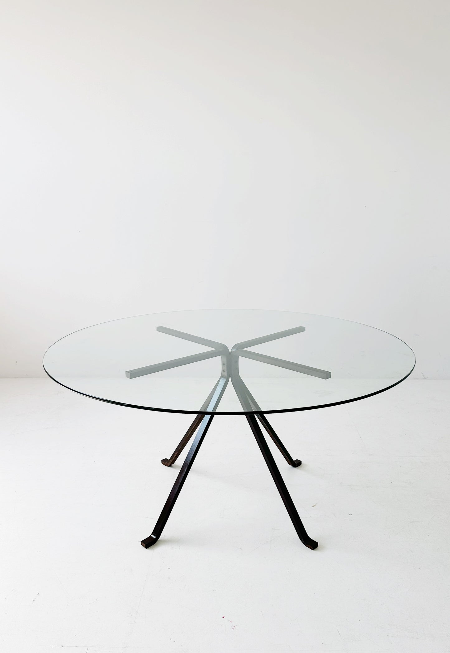 Cugino table by Enzo Mari with round top in transparent glass