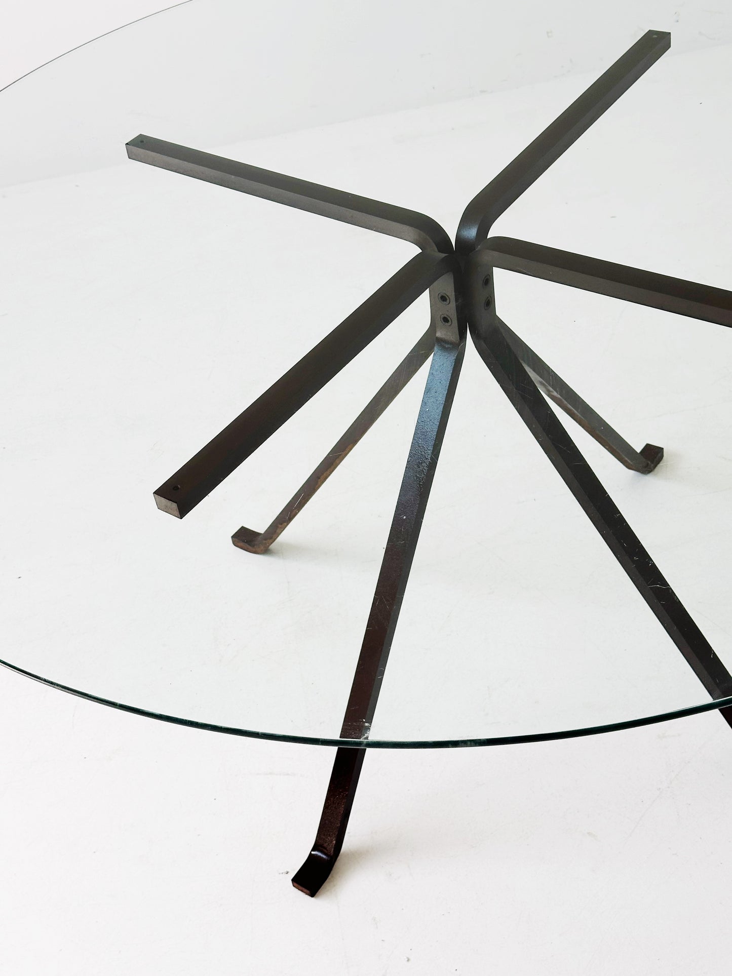 Cugino table by Enzo Mari with round top in transparent glass