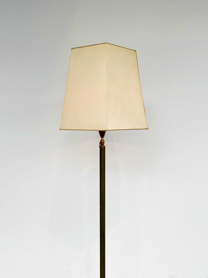 Floor lamp with lampshade