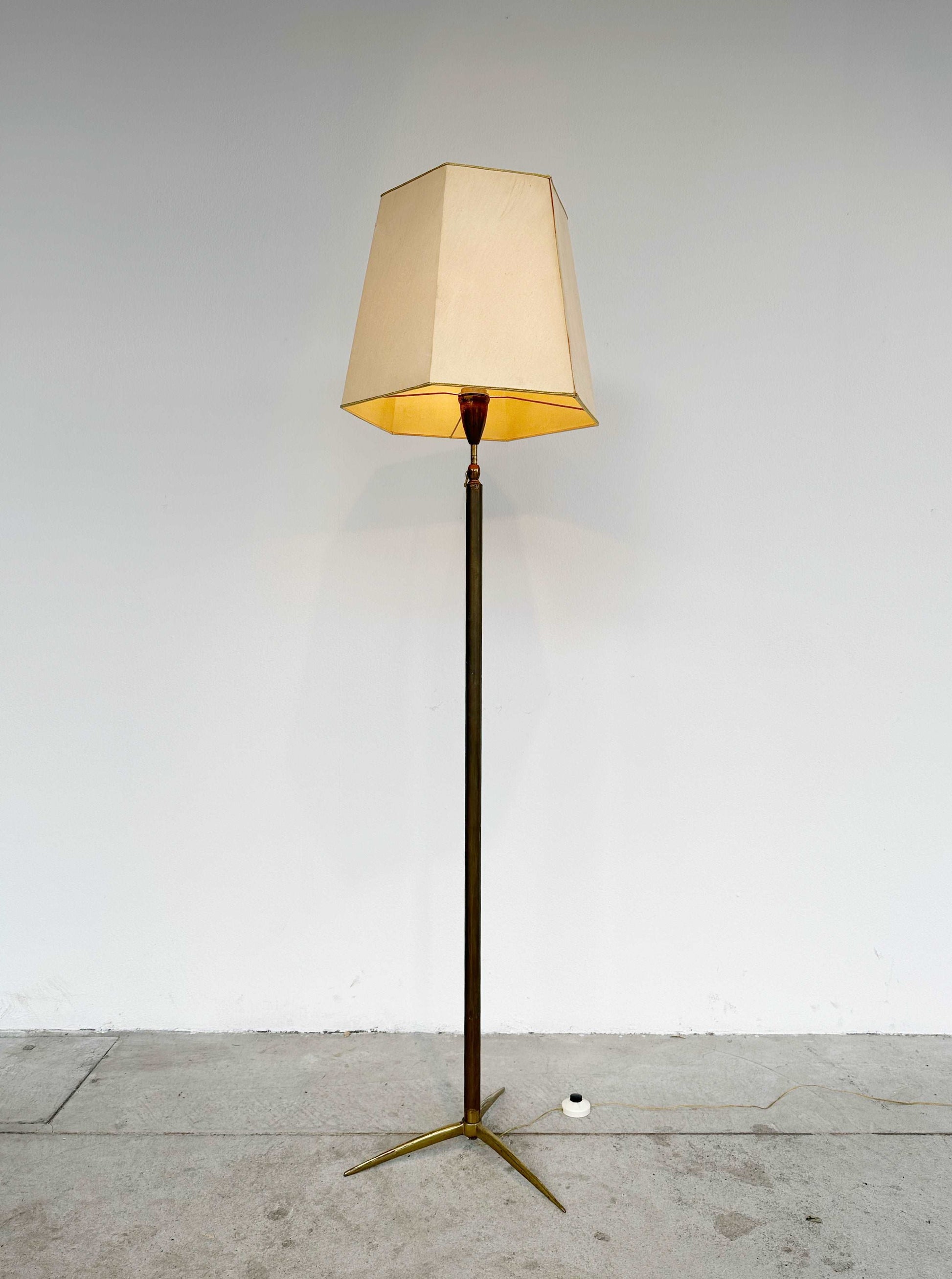 Floor lamp with lampshade
