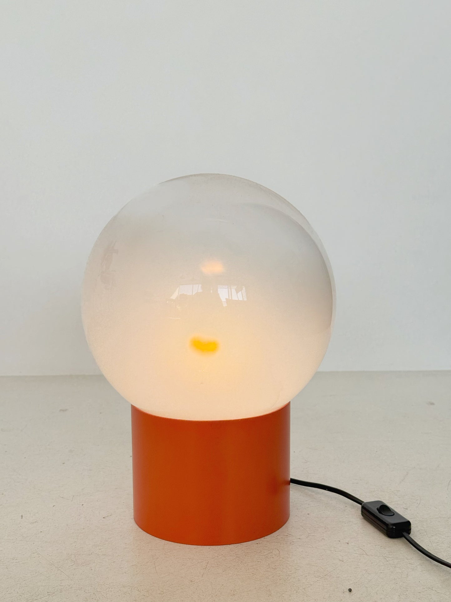 Lampada da tavolo con base arancione