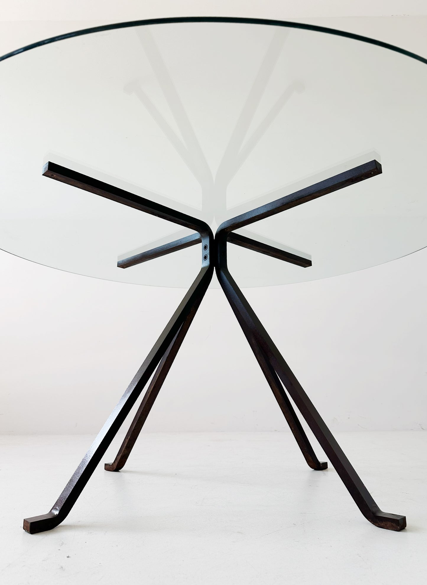 Cugino table by Enzo Mari with round top in transparent glass