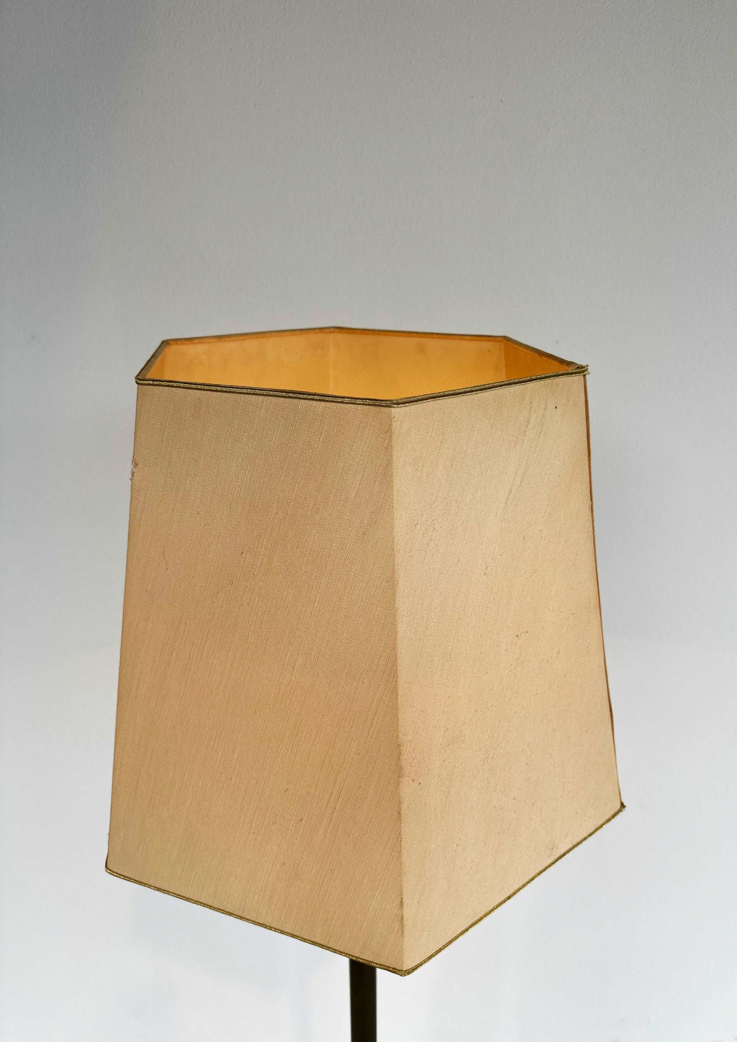Floor lamp with lampshade