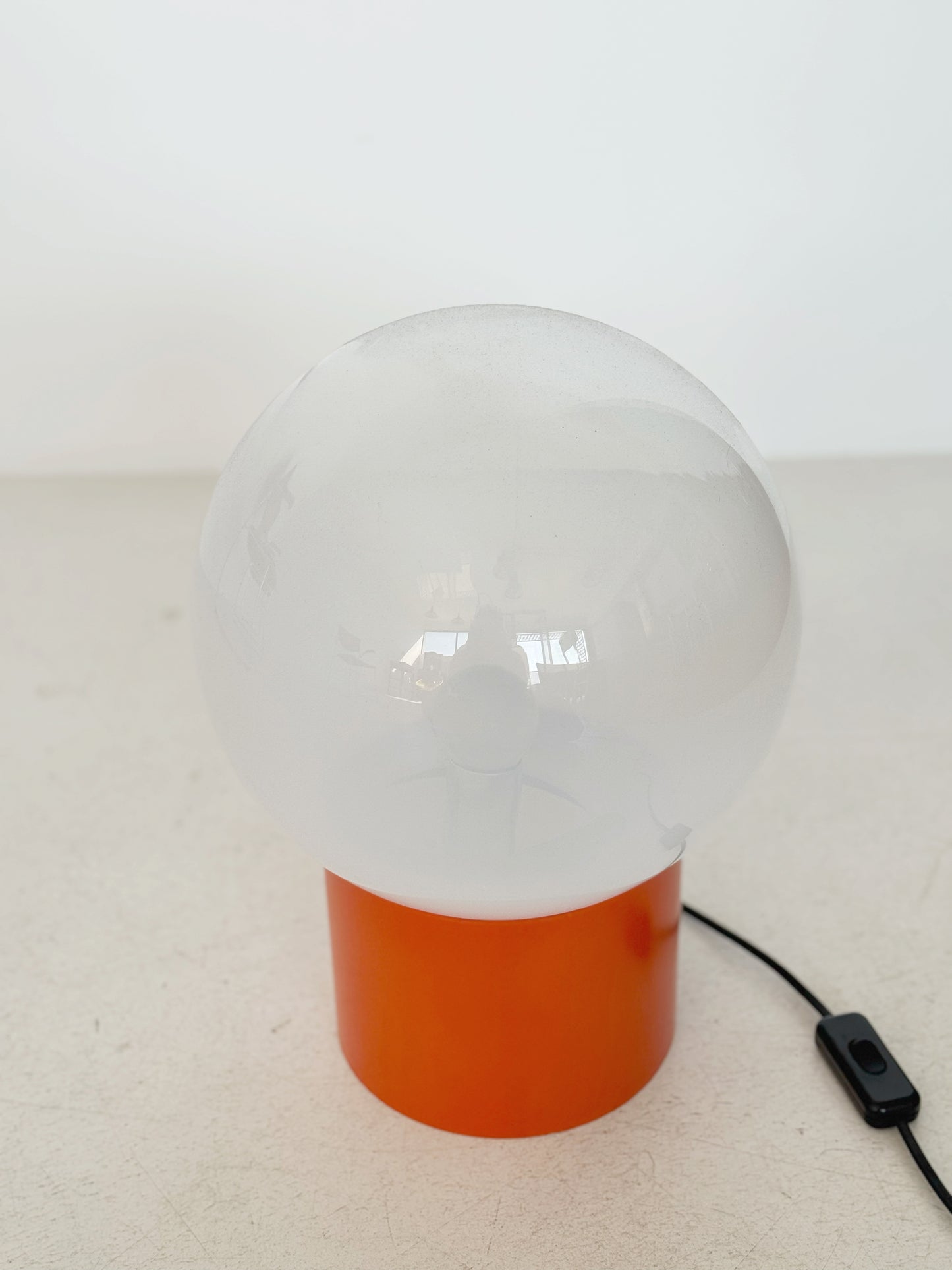 Lampada da tavolo con base arancione