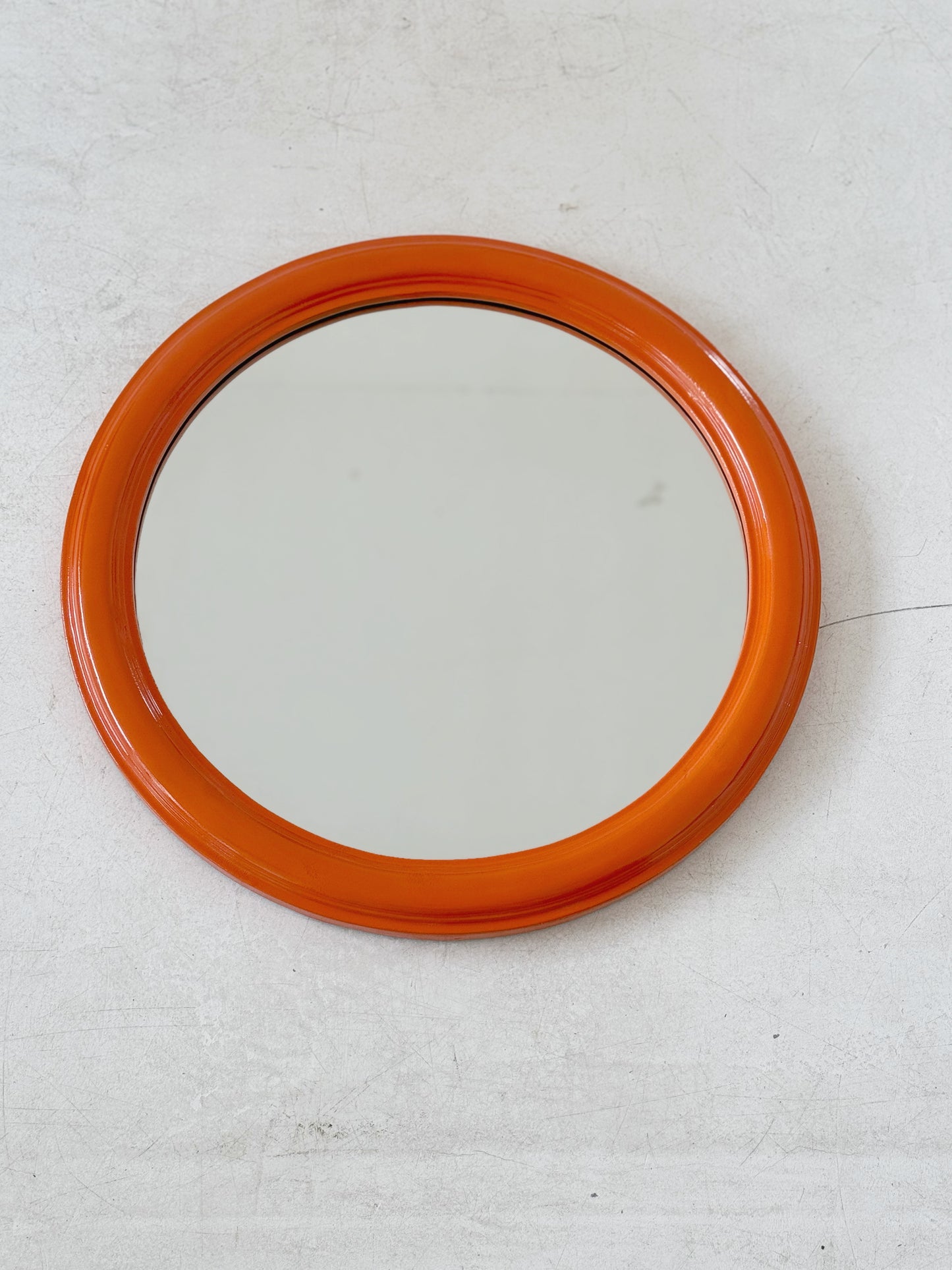 Round mirror