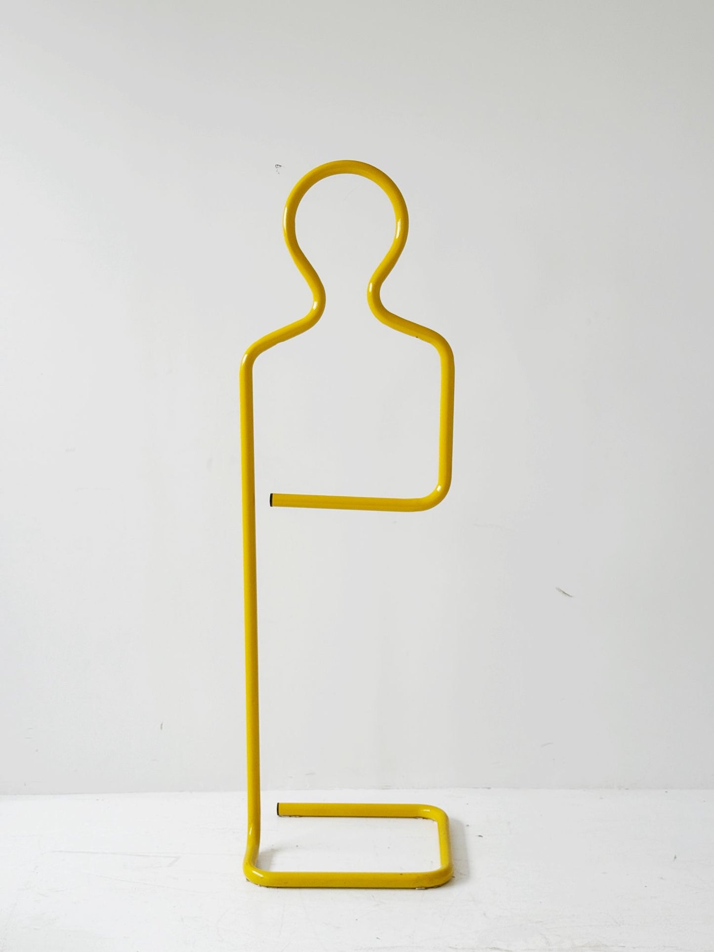 Appendiabiti da terra in metallo – Design minimal