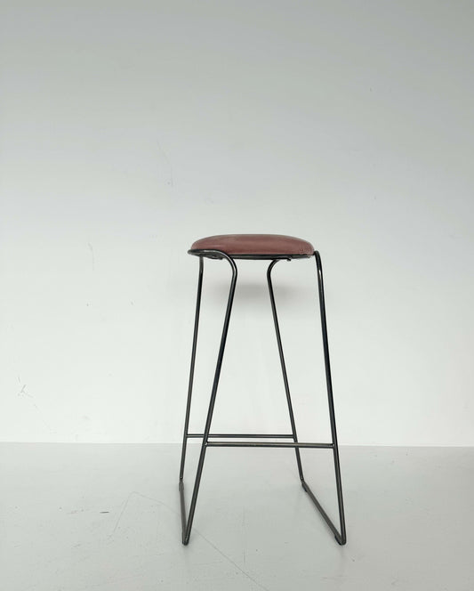 Metal stool with padded seat in antique pink