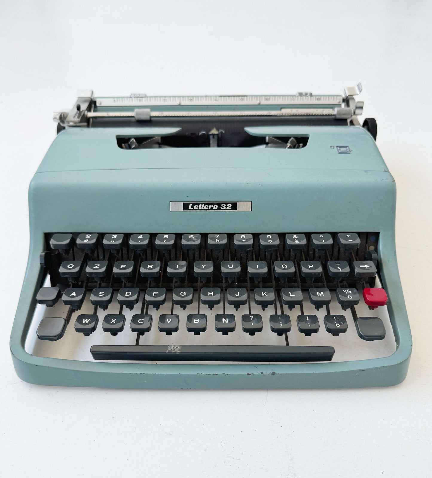 Olivetti Lettera 32 typewriter, 1960s design
