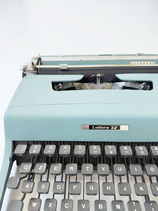 Olivetti Lettera 32 typewriter, 1960s design