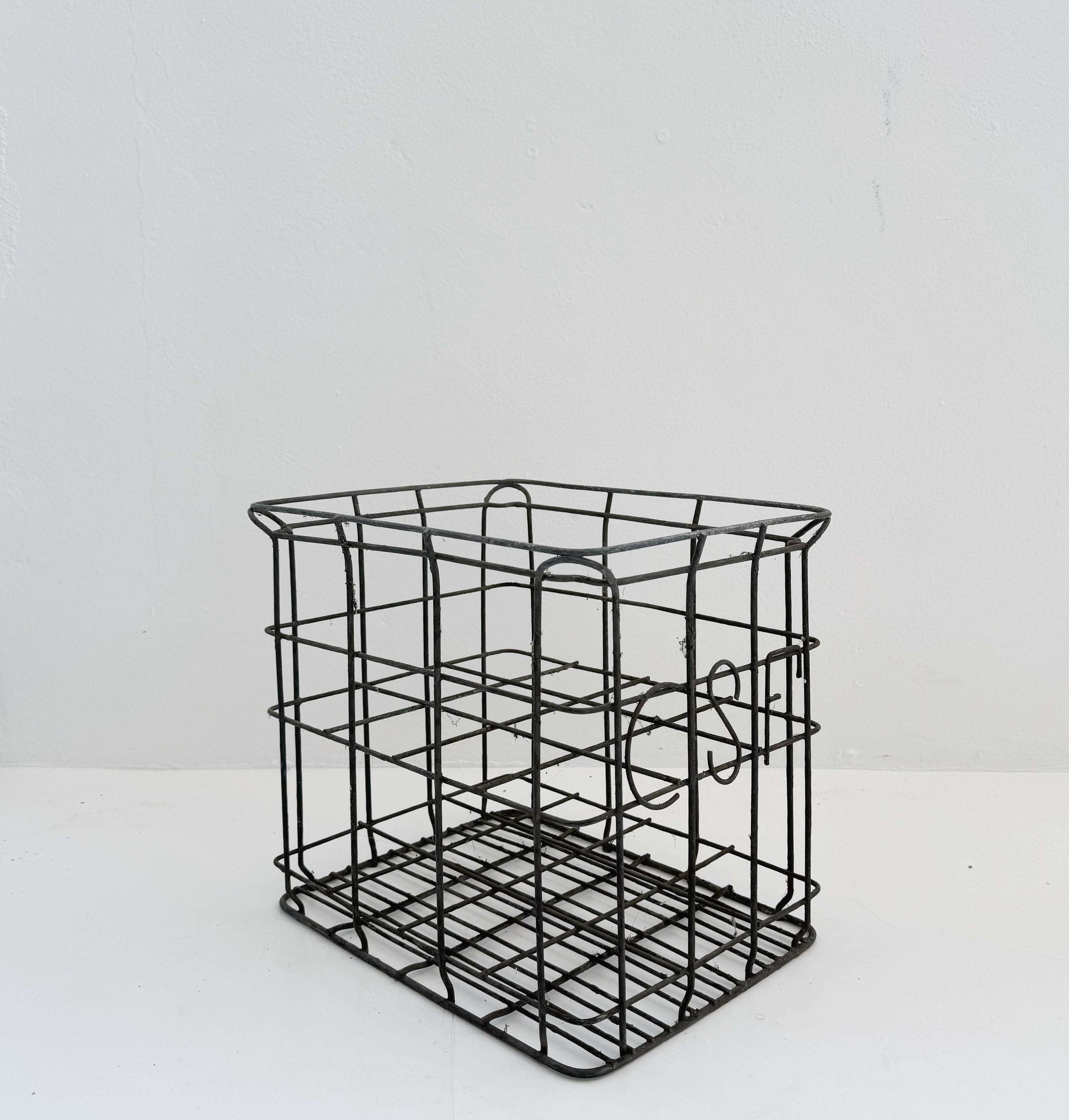 Metal grid bottle holder