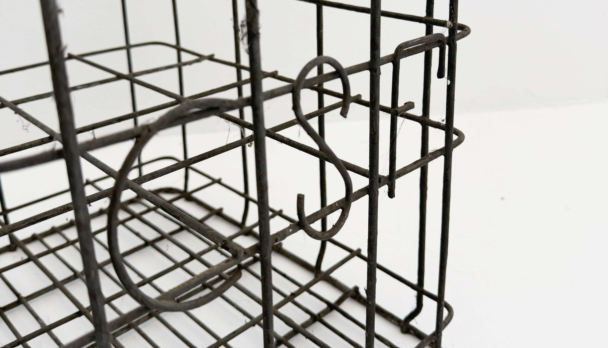 Metal grid bottle holder