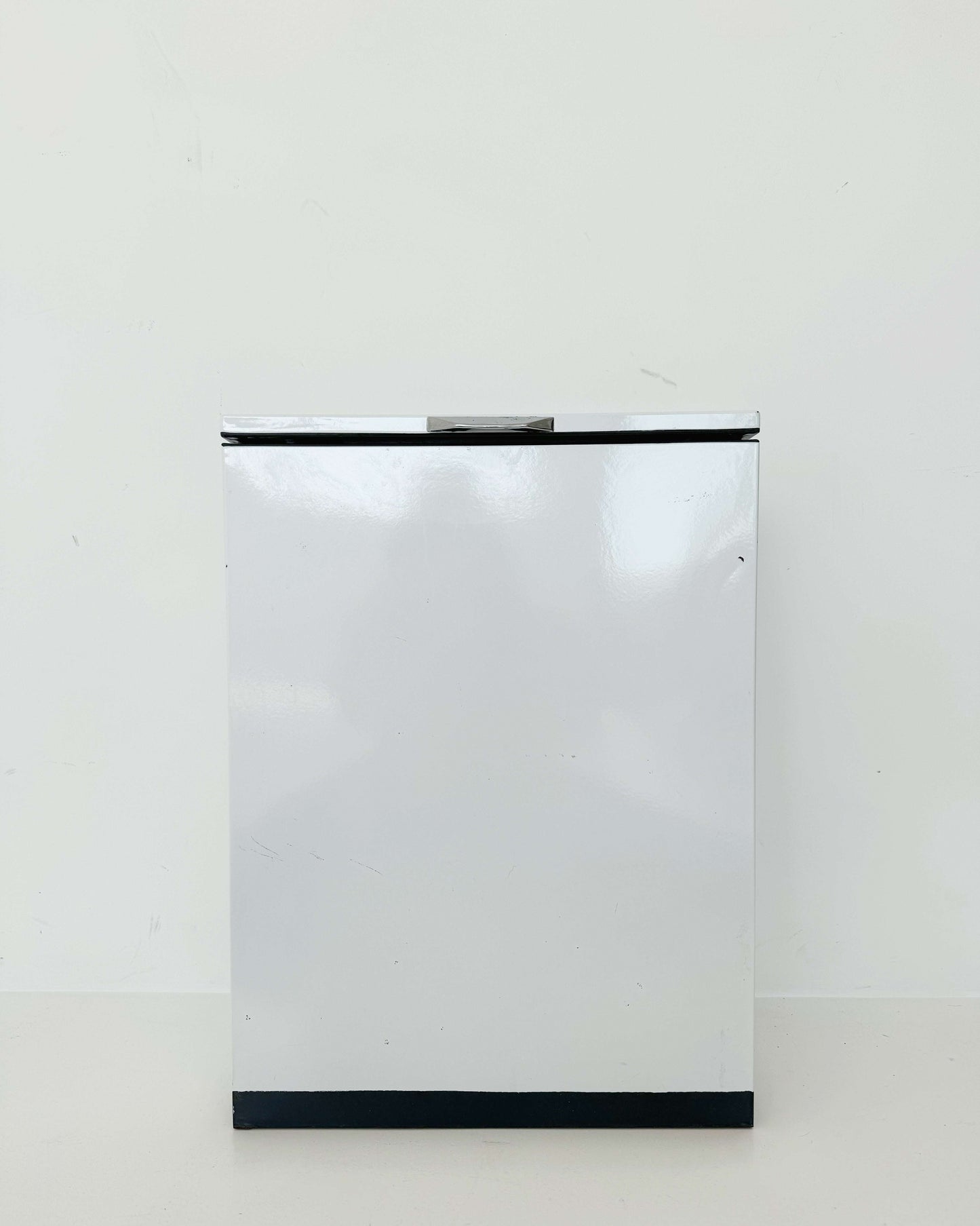 White enameled metal laundry basket – 1960s/1970s