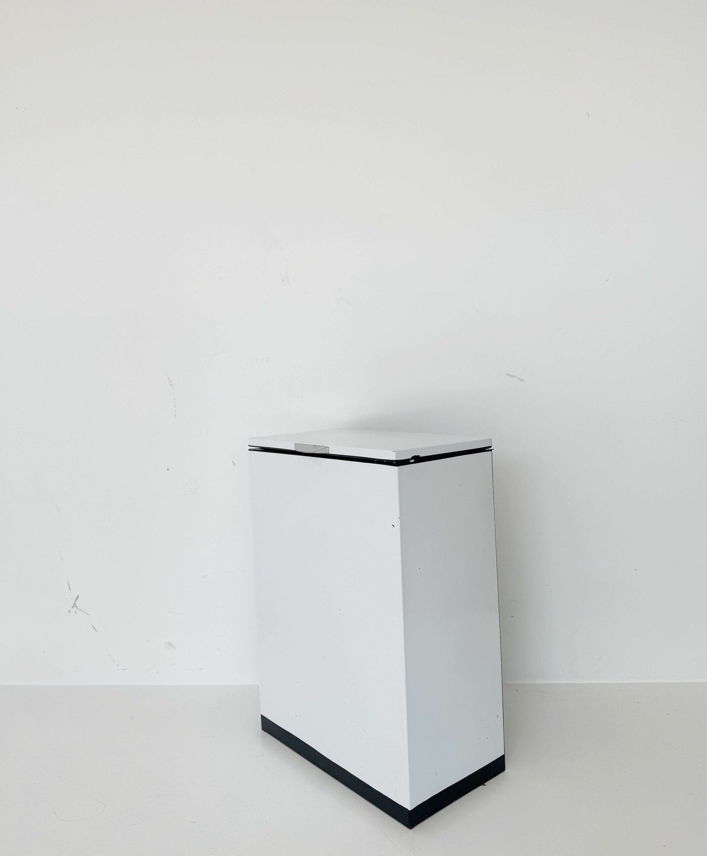 White enameled metal laundry basket – 1960s/1970s