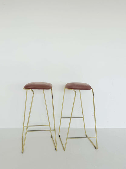 Pair of stools in brass-plated metal and pink velvet