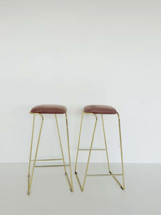 Pair of stools in brass-plated metal and pink velvet