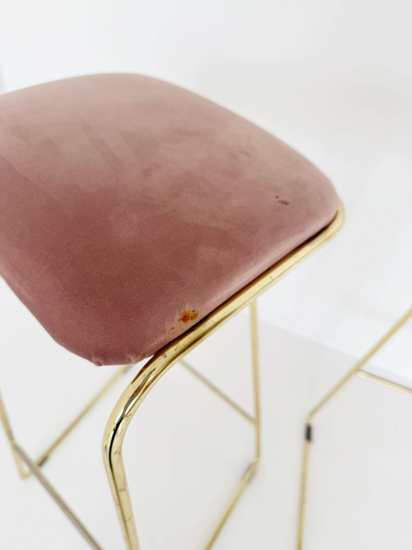 Pair of stools in brass-plated metal and pink velvet