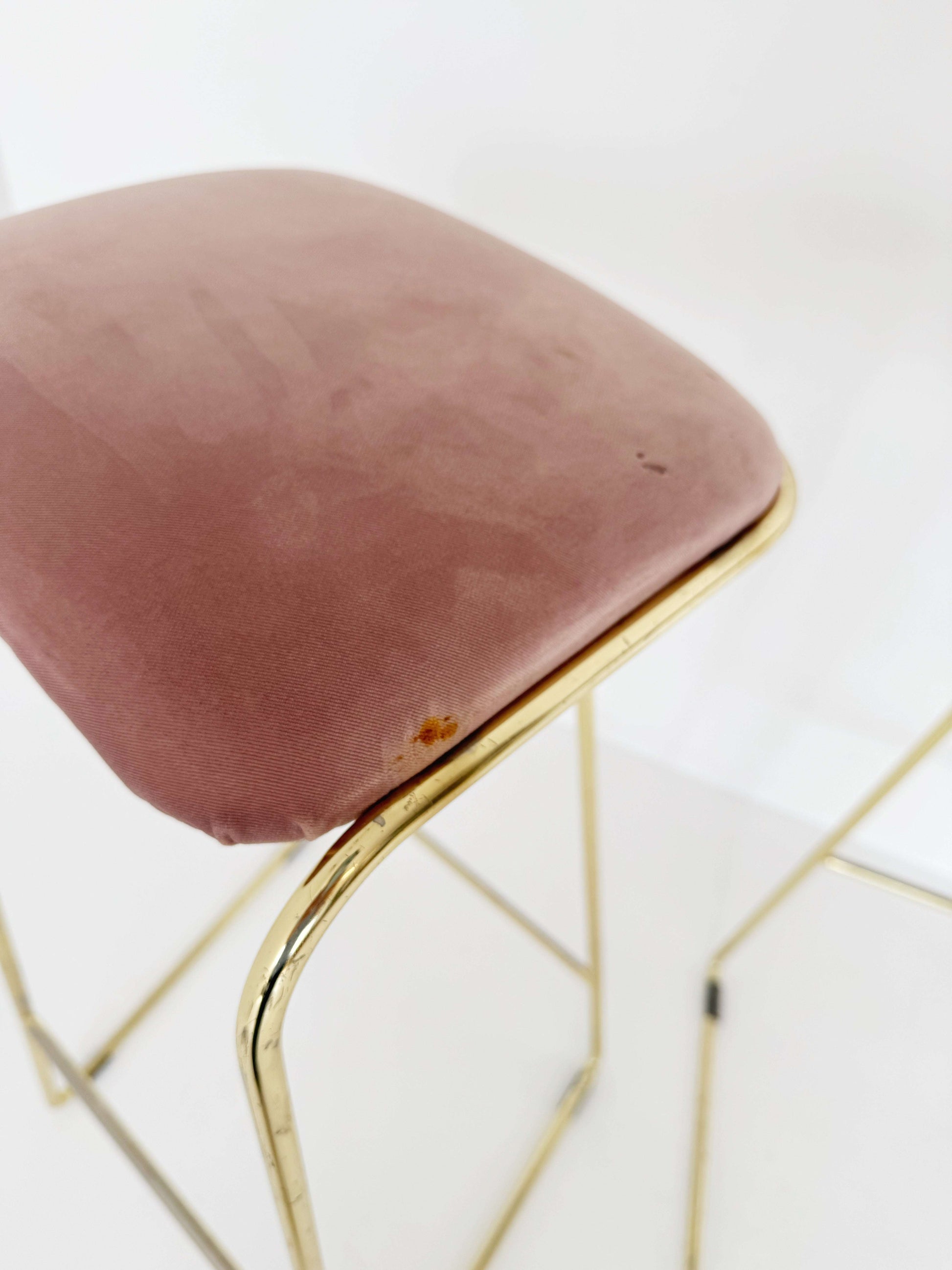Pair of stools in brass-plated metal and pink velvet