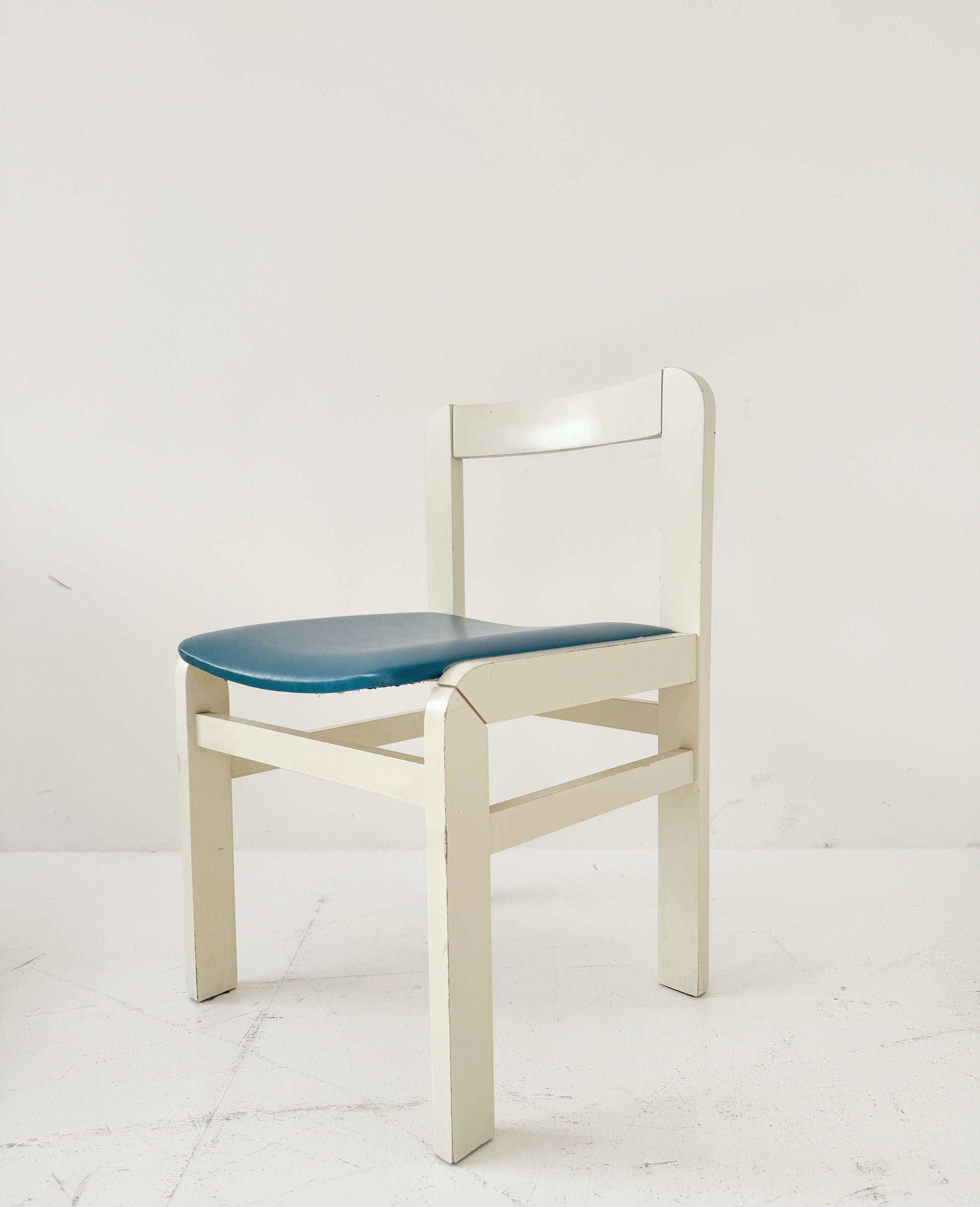 Lacquered wooden chair with padded seat – 1950s/1960s