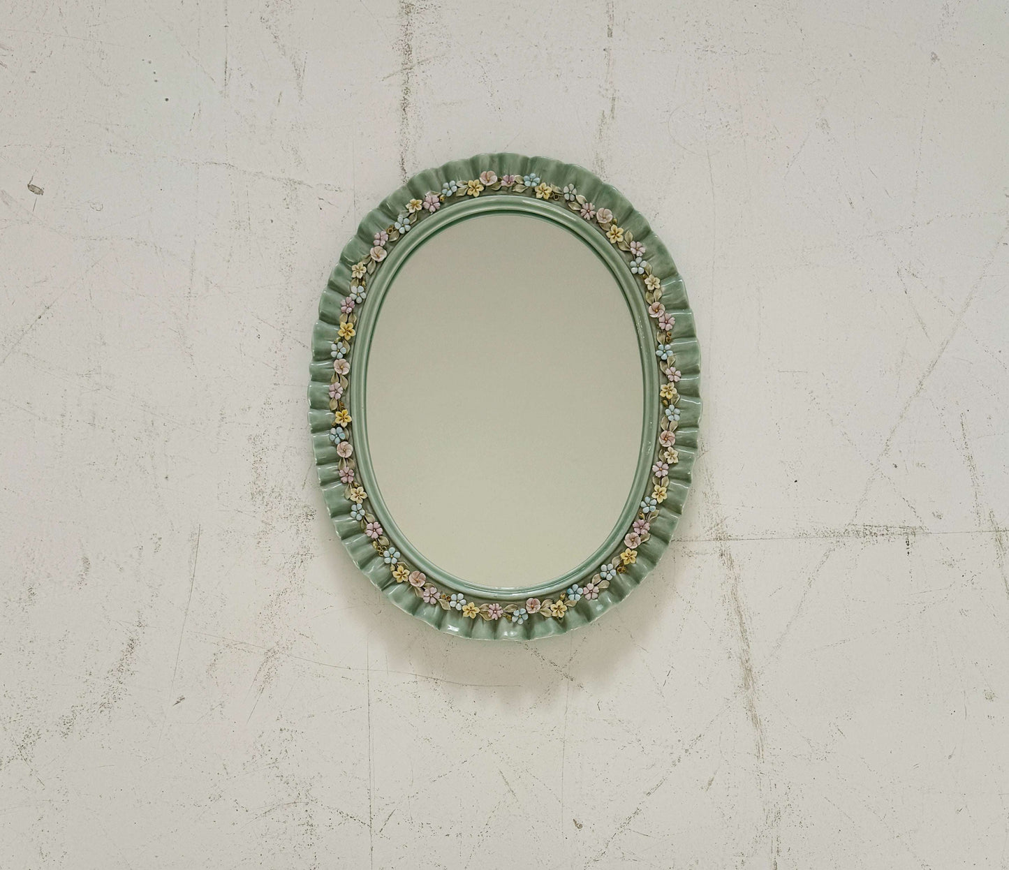 Oval ceramic mirror from Farnesiana – Floral decoration