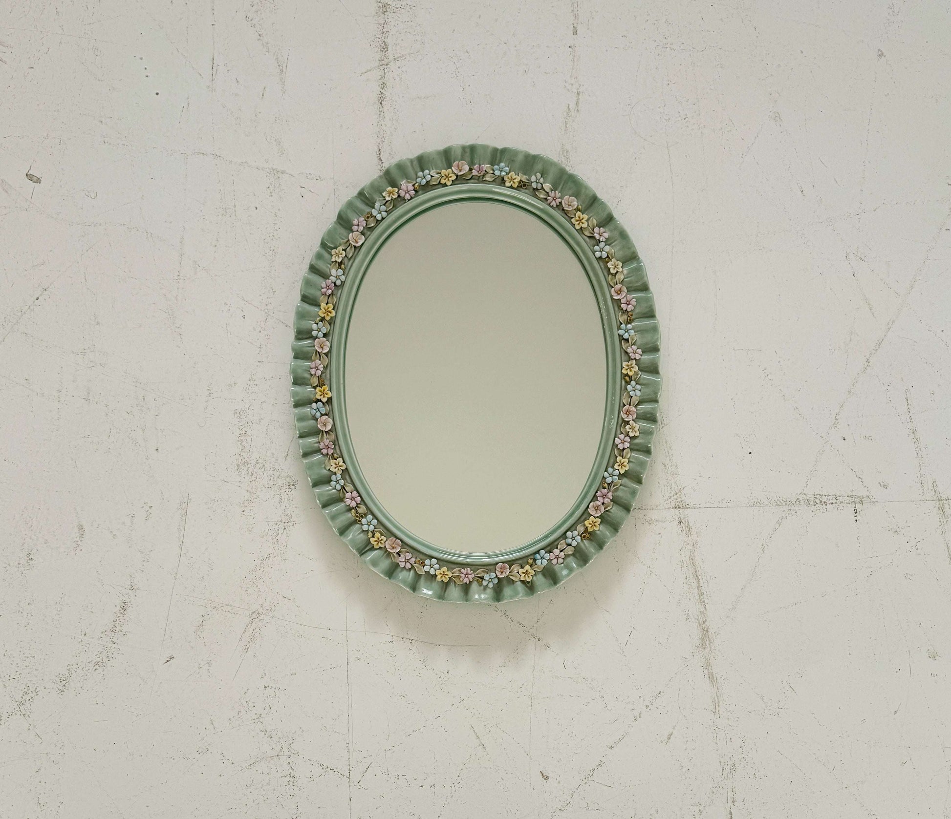 Oval ceramic mirror from Farnesiana – Floral decoration