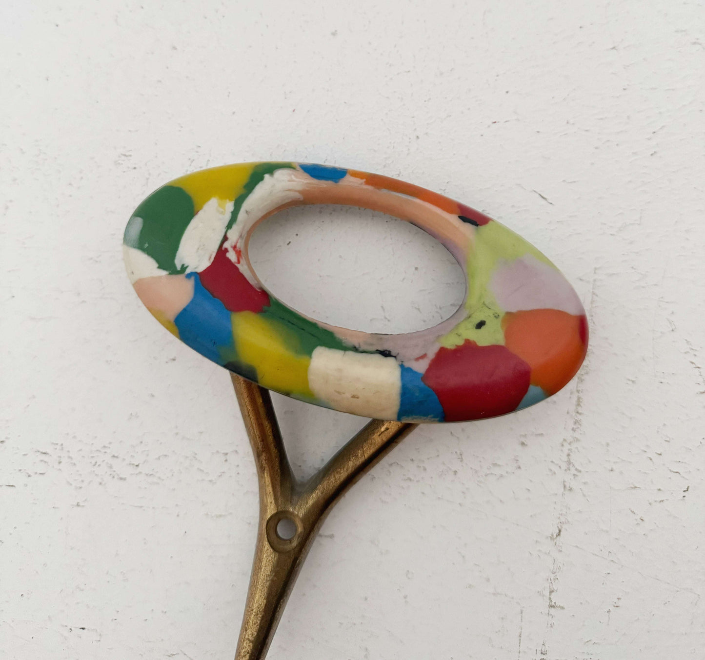 Wall hanger with multicolored ceramic knob