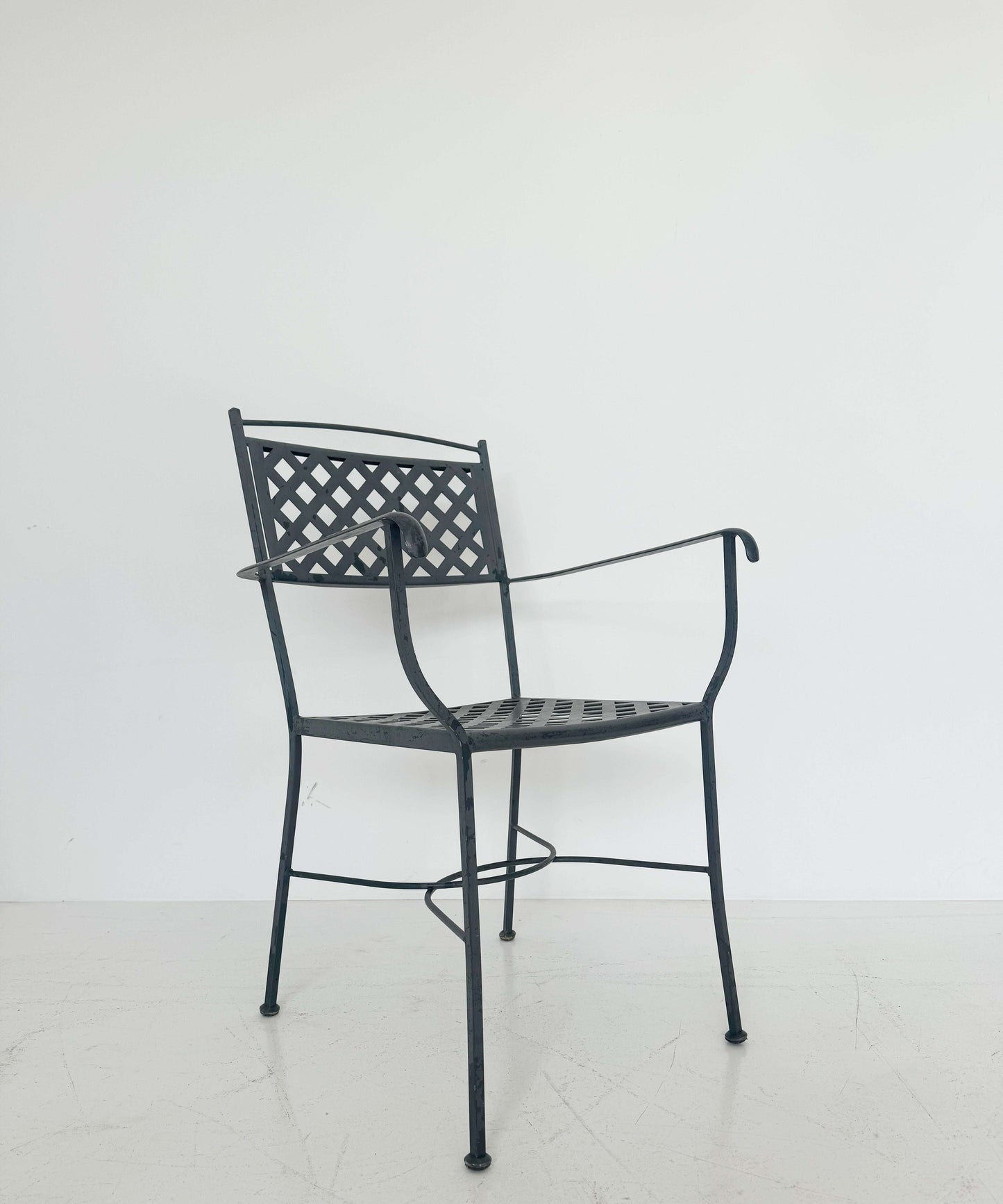 Painted iron chair with armrests – Elegant design for indoors and outdoors