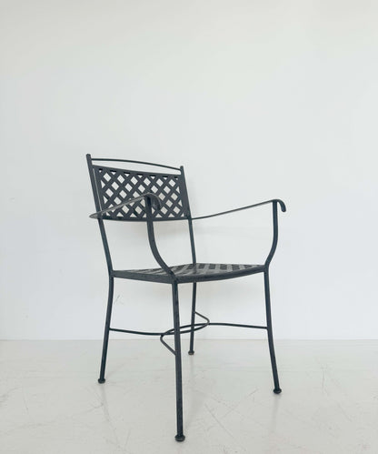 Painted iron chair with armrests – Elegant design for indoors and outdoors