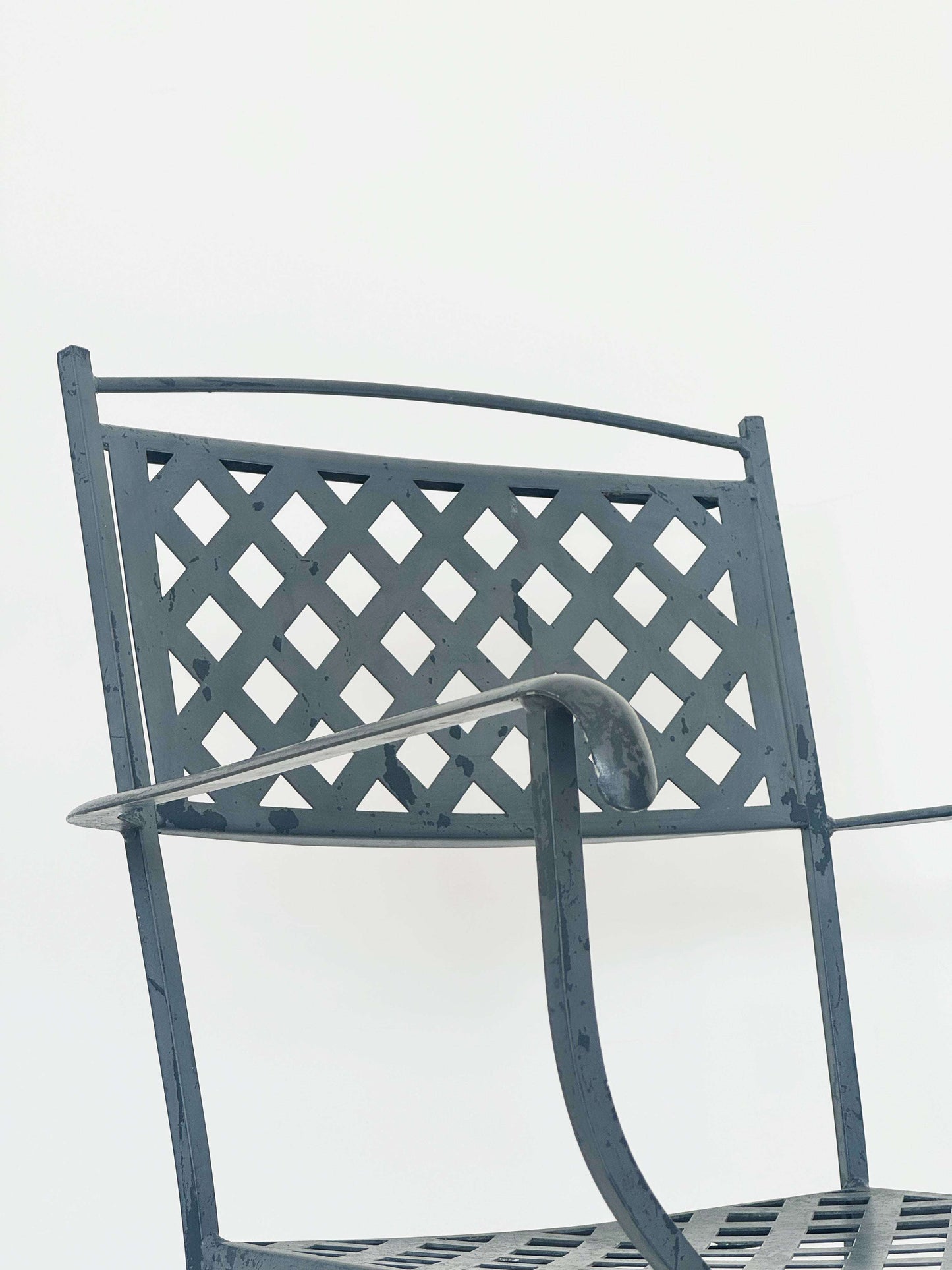 Painted iron chair with armrests – Elegant design for indoors and outdoors