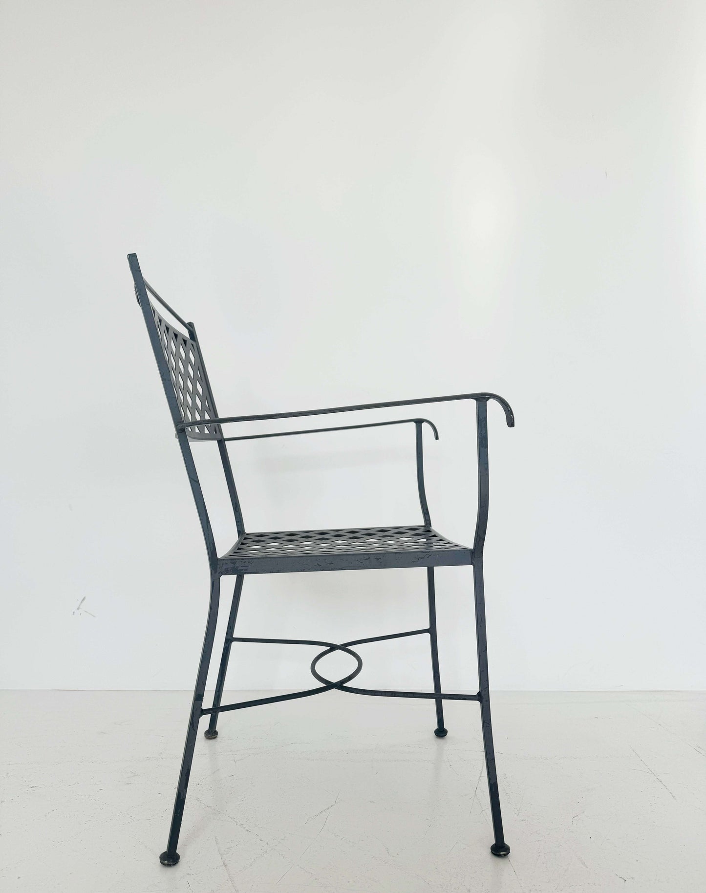 Painted iron chair with armrests – Elegant design for indoors and outdoors