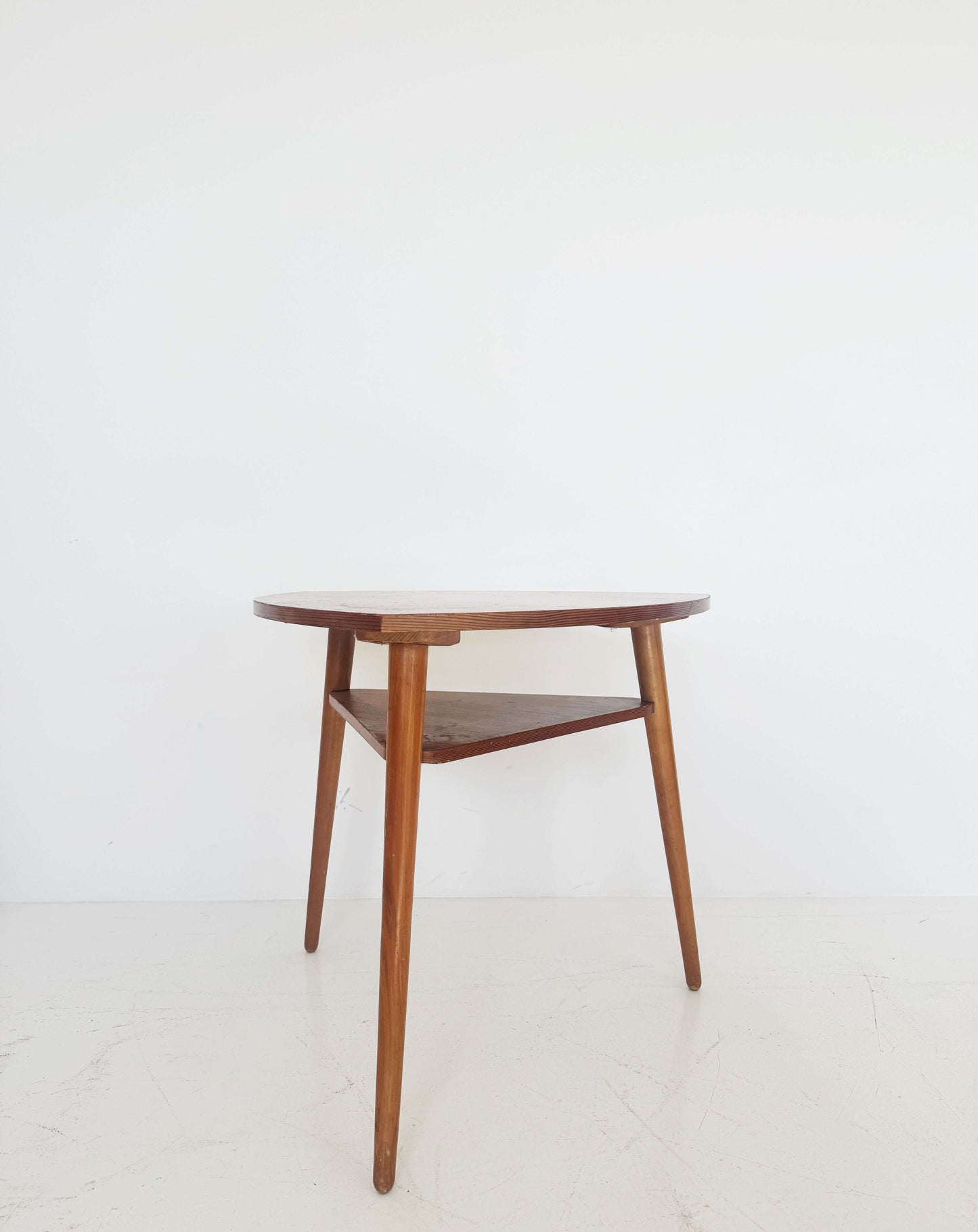 Wooden coffee table with triangular top – Mid-century design