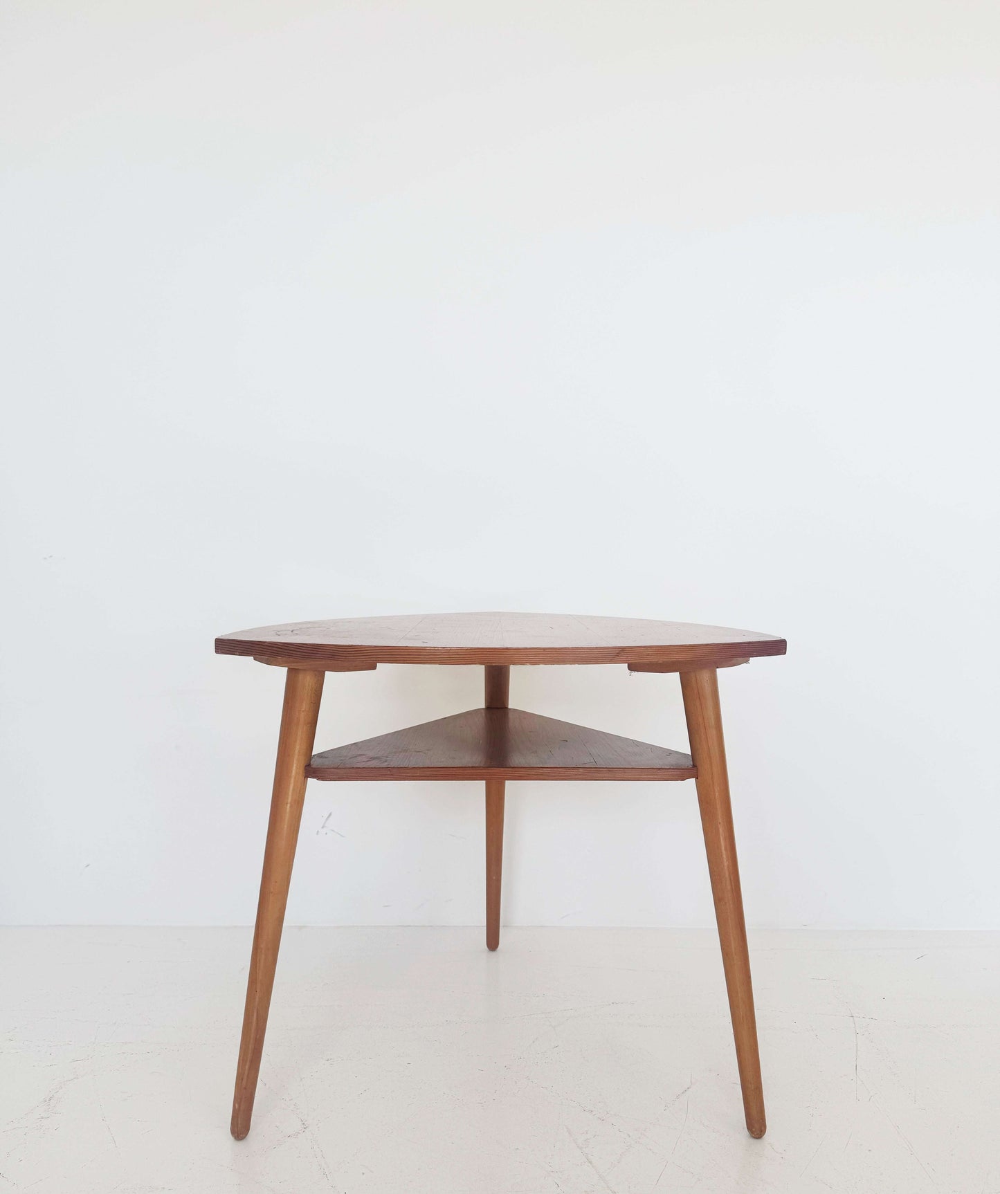 Wooden coffee table with triangular top – Mid-century design
