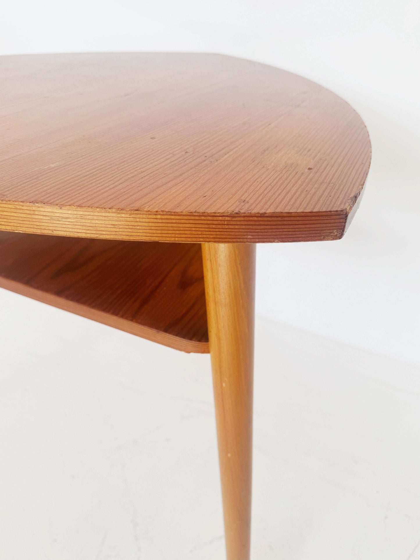 Wooden coffee table with triangular top – Mid-century design