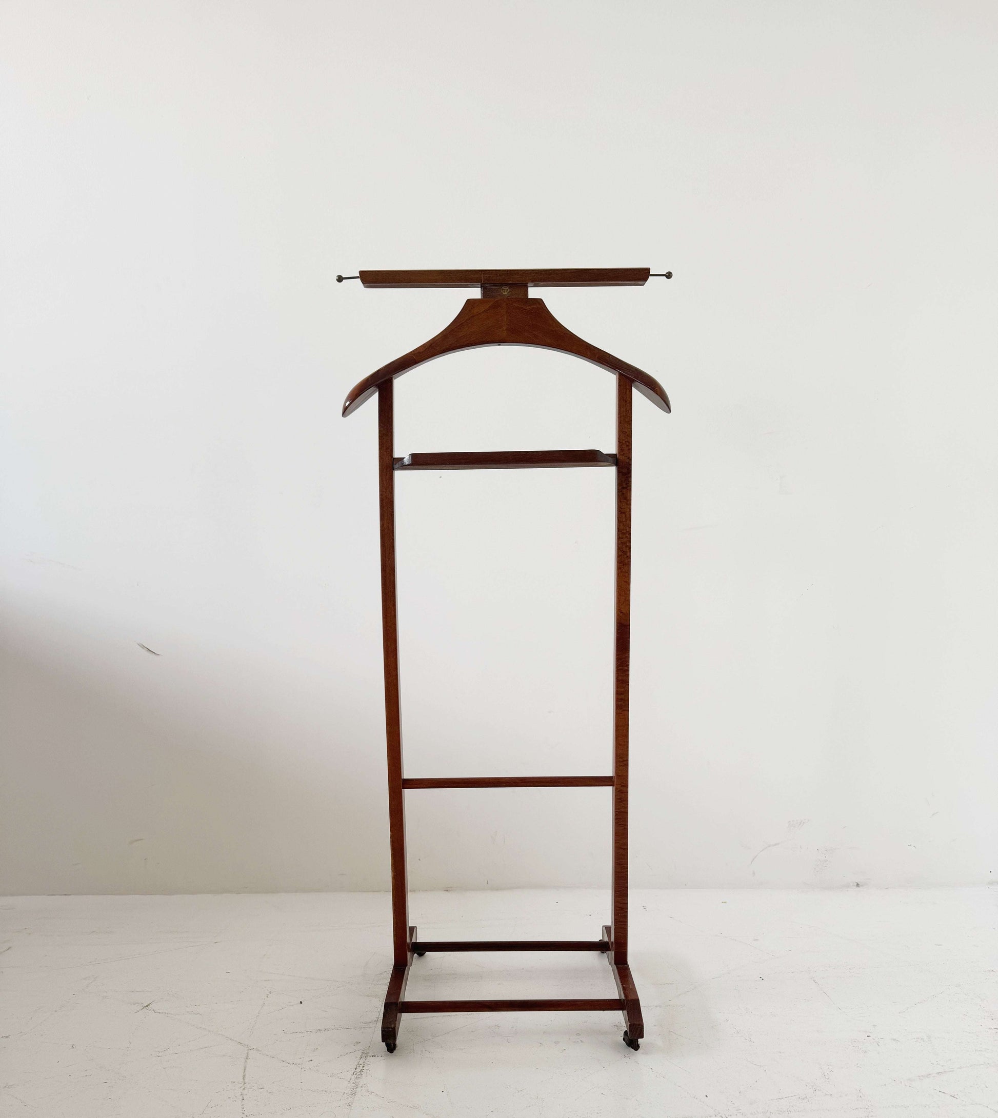 Fratelli Reguitti Wooden Valet Stand – Elegant and Functional Italian Design (Copia)