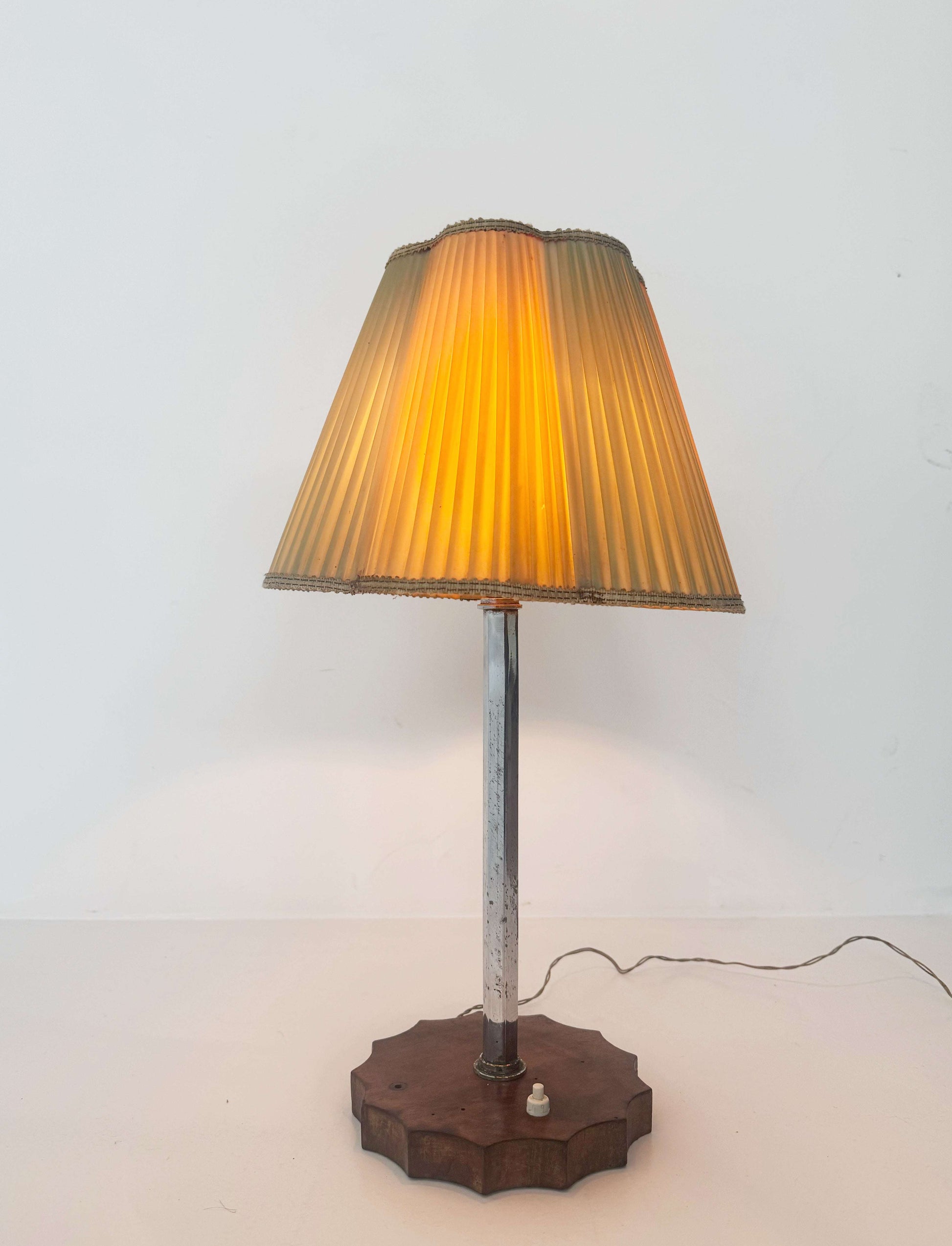Table lamp with pleated lampshade – 1950s/1960s